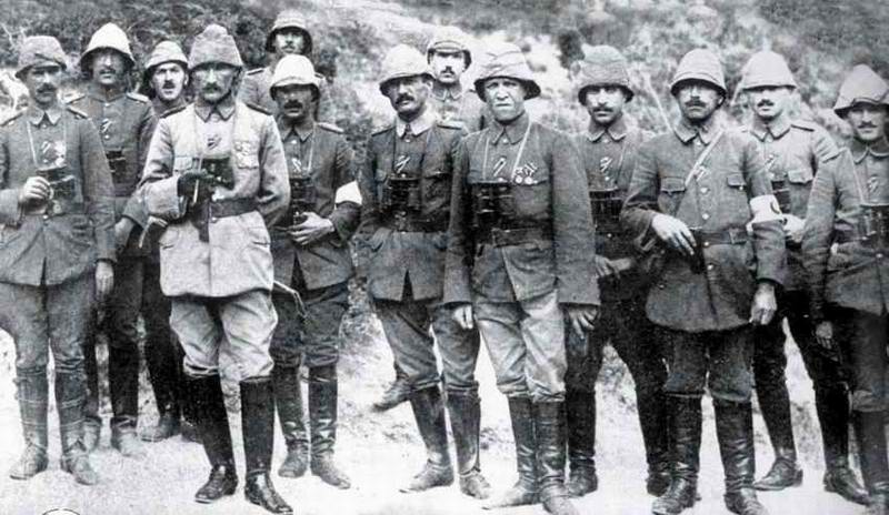 Mustafa Kemal Komutanları ile